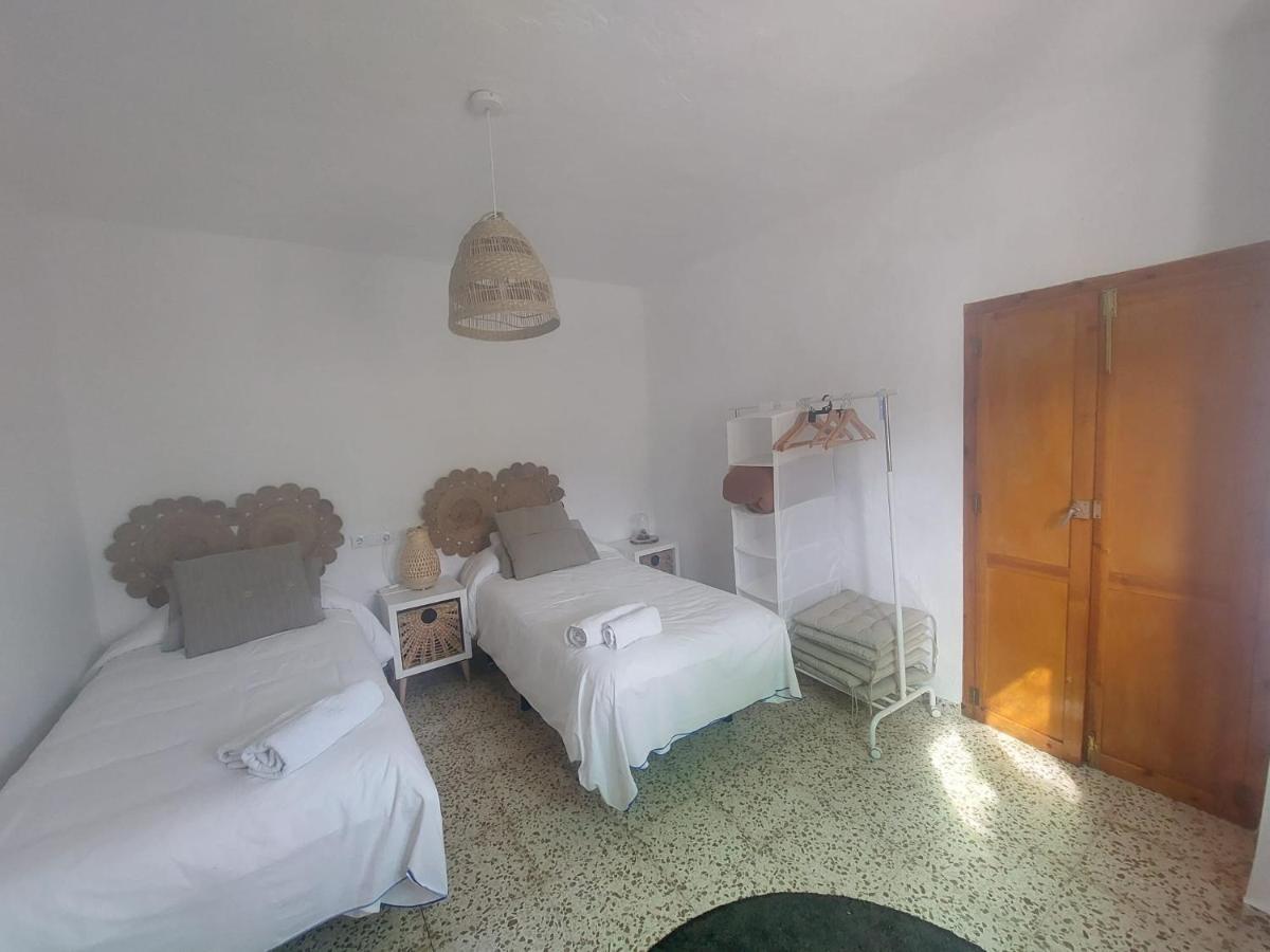 La Huerta Del Castillo Con Su Caz De Agua - Enjoy Life & Relax Castillo de Locubin Exterior photo